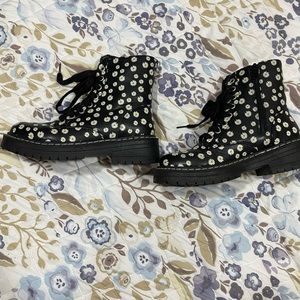 Flower print boots